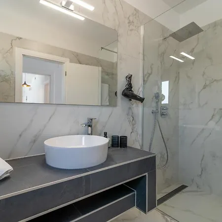 Villalux2022 Mit Pool Beheizt * トロギール