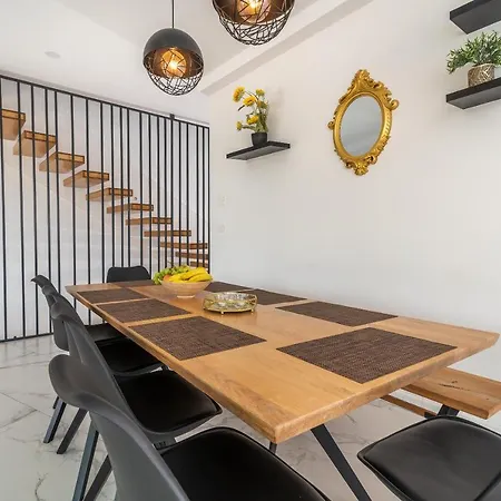 Villalux2022 Mit Pool Beheizt * トロギール