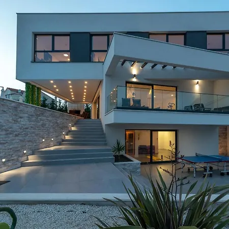 Villalux2022 Mit Pool Beheizt فيلة *